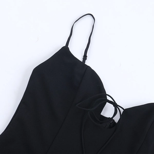 Détails des bretelles réglables et du laçage sur le décolleté de la robe noire