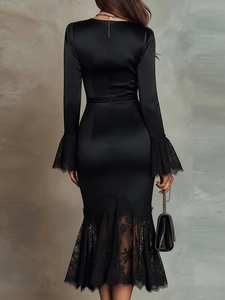 Robe sirène noire élégante avec manches cloche en dentelle et finition satinée
