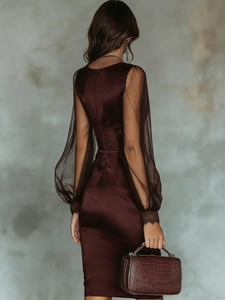 Robe en satin bordeaux avec col en V, manches bouffantes en dentelle et coupe ajustée