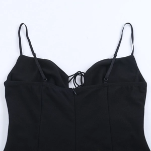 Détails de la mini robe noire avec bretelles réglables et laçage au dos ouvert