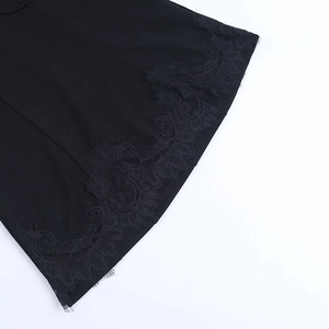 Détail de l'ourlet de la robe noire avec dentelle cils élégante et texture maille fine