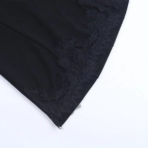 Gros plan de la dentelle florale délicate sur une robe courte moulante noire élégante