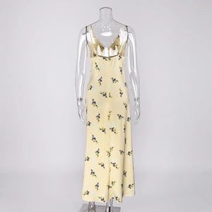 Détail de la robe longue fleurie jaune en satin avec fines bretelles et aspect soyeux