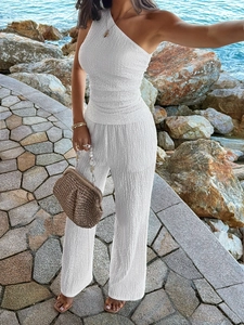 Ensemble élégant blanc avec haut asymétrique et pantalon large à texture plissée