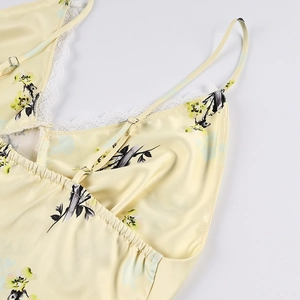 Détails des bretelles réglables et dentelle sur une robe en satin à fleurs