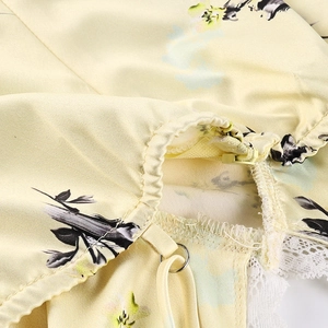 Vue détaillée d'une robe satinée à fleurs avec fermeture invisible et bord en dentelle