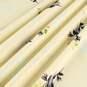 Gros plan sur un tissu élégant aux imprimés floraux avec motifs de feuilles artistiques