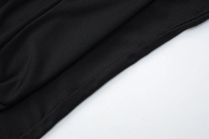 Détail de la texture en maille verticale noire et bords cousus de haute qualité