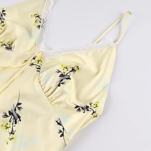 Détail de la robe caraco en soie à fleurs avec dentelle blanche et col en V
