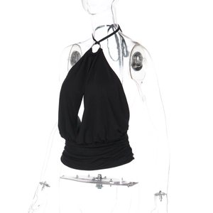 Détail du haut dos nu noir avec anneau argenté et ourlet plissé sur un mannequin femme
