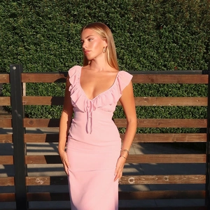 Robe élégante rose clair à col en V avec volants, idéale pour les vacances d'été