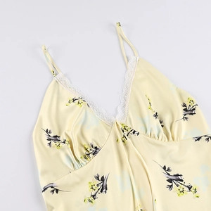 Détail d'une robe en satin à fleurs avec bordure en dentelle et décolleté en V chic