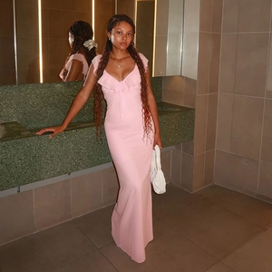 Détail de la robe rose à col en V profond avec volants et texture mousseline légère