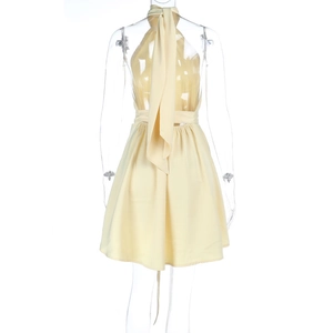 Dettaglio dell'abito halter giallo chiaro con grande fiocco e design a vita pieghettata