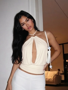 Haut licou blanc cassé sexy avec découpe et anneau métallique sur mannequin