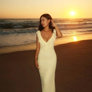 Robe d'été élégante à décolleté en V et volants, coupe ajustée couleur crème pour vacances