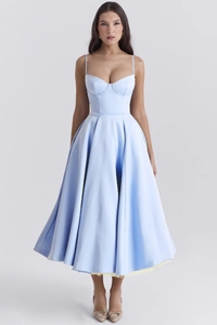 Dettaglio dell'abito bustier azzurro con corsetto, spalline sottili e gonna a trapezio ampia