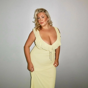 Détail de la robe jaune clair grande taille avec col en V à volants et coupe ajustée