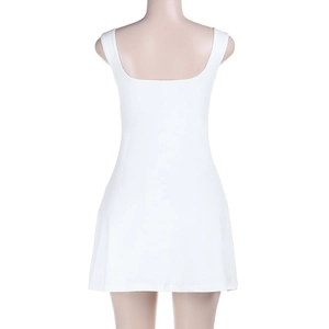 Vista trasera de un vestido blanco sin mangas de línea A con escote cuadrado minimalista