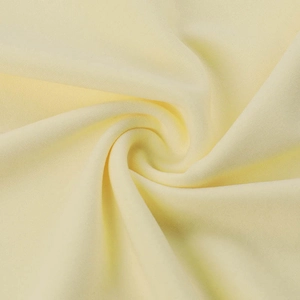 Gros plan détaillé du tissu en maille jaune crème doux avec des drapés élégants
