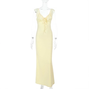 Détail du décolleté en V profond avec volants et laçage sur cette robe longue jaune