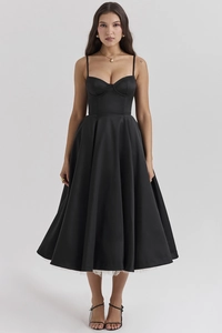 Dettaglio di un abito in raso nero stile corsetto con orlo in tulle bianco sotto