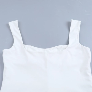Detalle de escote cuadrado y tirantes anchos en un vestido blanco minimalista sin mangas