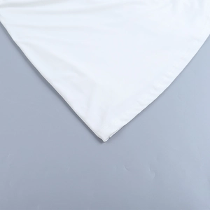 Primer plano del dobladillo de vestido blanco con costura doble y tejido de calidad