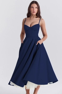 Dettaglio del corpetto bustier e della silhouette a trapezio di questo abito blu navy