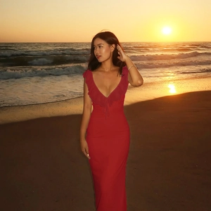 Robe longue rouge à col en V profond avec volants, coupe ajustée idéale pour les vacances