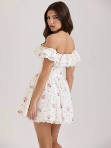 Elegantes weißes Blumenkleid mit rosa Rosen, schulterfreien Rüschen und Spitzendetails