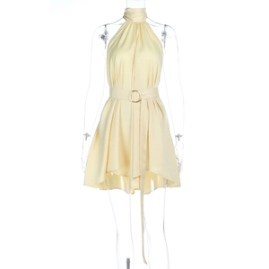 Abito halter in raso giallo tenue con gonna a trapezio plissettata e fibbia d'oro
