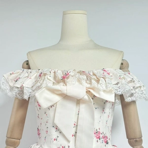 Detail von Kleid mit rosa Rosenmuster, Spitzenbesatz und großer Satinschleife