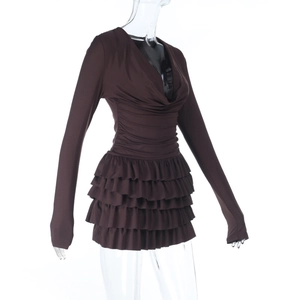 Détail de robe courte marron foncé avec col en V, taille froncée et volants superposés
