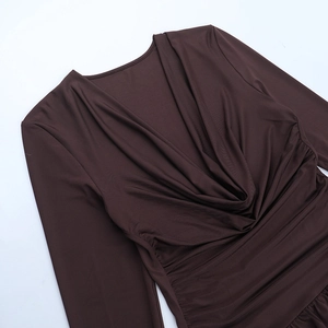 Détail du décolleté en V profond et du tissu froncé fin sur cette robe moulante marron