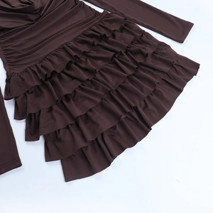 Détail des volants superposés et de la taille froncée sur cette robe marron foncé