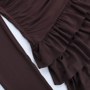Détails de volants multicouches sur une robe moulante bustier couleur café brun