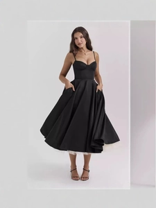Elegante abito a corsetto nero con spalline sottili e gonna svasata in raso