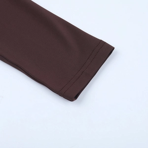 Détail de la manche en tricot marron café avec finition ourlet à double surpiqûre
