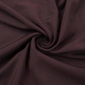 Vue macro détaillée du tissu tricoté café foncé avec un lustre soyeux et texture fine