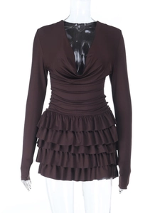 Détail de robe moulante marron foncé avec col en V et jupe à plusieurs couches