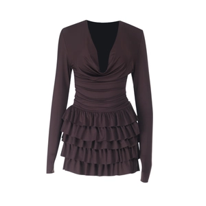 Détail du décolleté en V profond et de la taille froncée sur robe courte marron chocolat