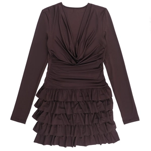 Détail d'une robe marron foncé à col en V avec jupe à volants étagés et fronces au buste