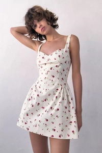 Dettaglio mini abito floreale con rose rosse, spalline larghe e scollatura a cuore