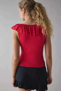 Dettaglio del top rosso con volant e scollatura a V sul retro e gonna nera elegante