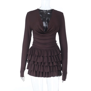 Robe moulante marron foncé à manches longues avec décolleté en V et volants