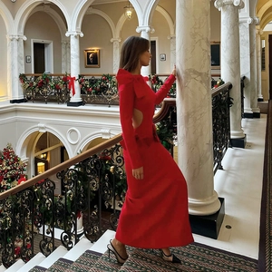 Détail de la robe de Noël rouge avec découpe à la taille et nœud décoratif à l'épaule