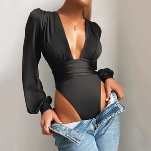 Detail eines schwarzen Langarm-Bodys mit tiefem V-Ausschnitt, Taillenraffung und Beinausschnitt
