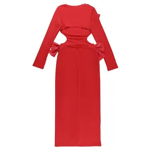 Détail de la robe moulante rouge avec découpes à la taille et nœuds décoratifs 3D