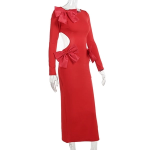 Détail de la robe de soirée rouge avec découpes latérales et grands nœuds décoratifs